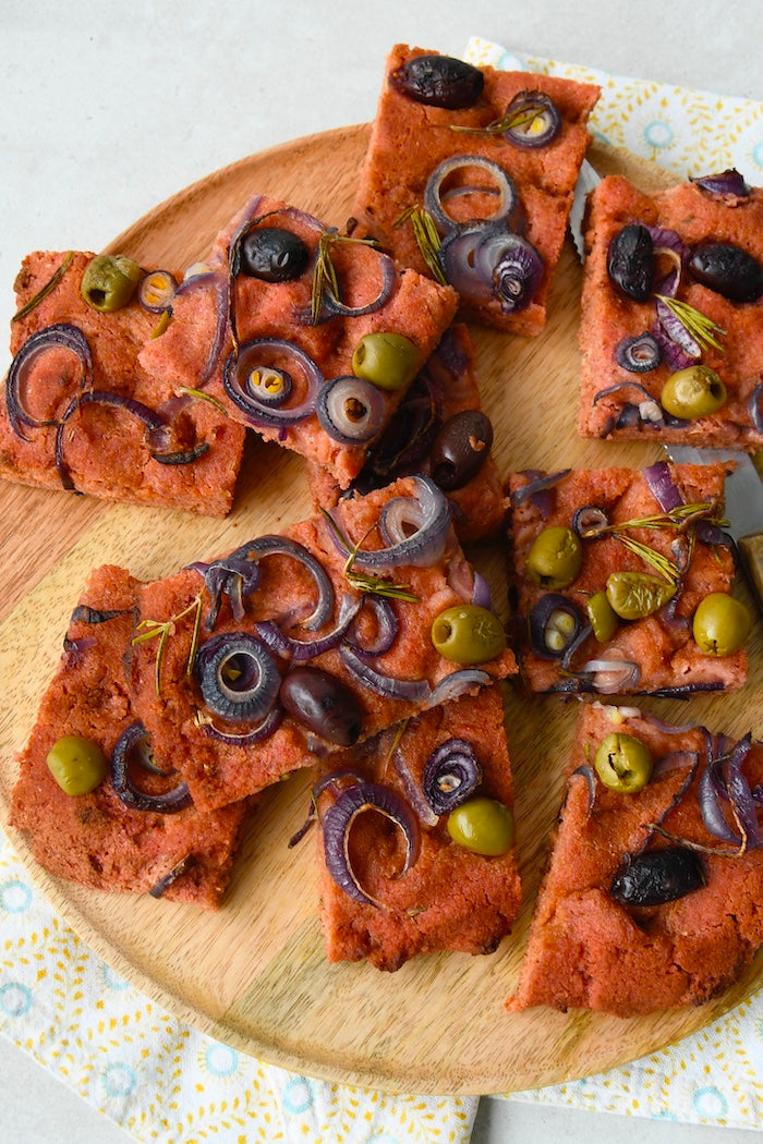 Rote-Bete-Focaccia mit Oliven & Rosmarin