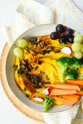 Kürbis-Hummus mit buntem Gemüse & Trauben