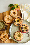 Apfel-Erdnuss-Ringe mit Schokolade & Nüssen