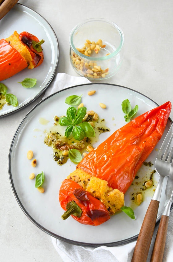 Gefüllte Spitzpaprika mit mediterraner Polenta & Oliven