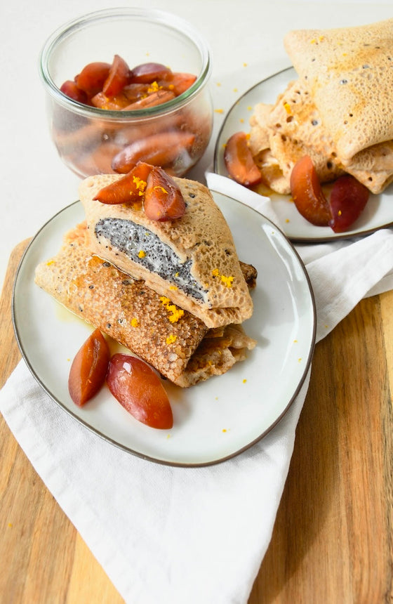 Buchweizen-Crêpes mit Mohn-Vanille-Creme & gedünsteten Zwetschgen