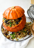 Gefüllter Kürbis mit Reis, Linsen, Cranberries & Walnüssen