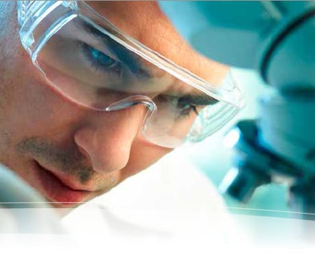 Laborarbeit-mit-Schutzbrille-und-Mikroskop