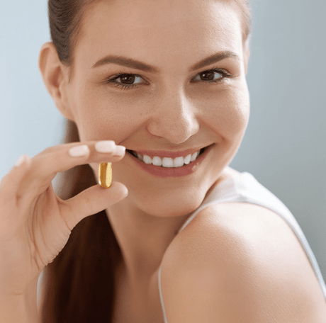 frau-mit-omega-3-kapsel