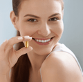 frau-mit-omega-3-kapsel