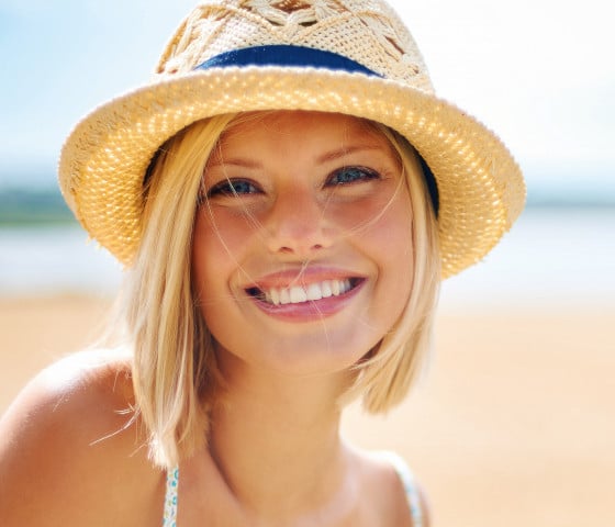 frau-sonnenhut-strand_titelbild-2508