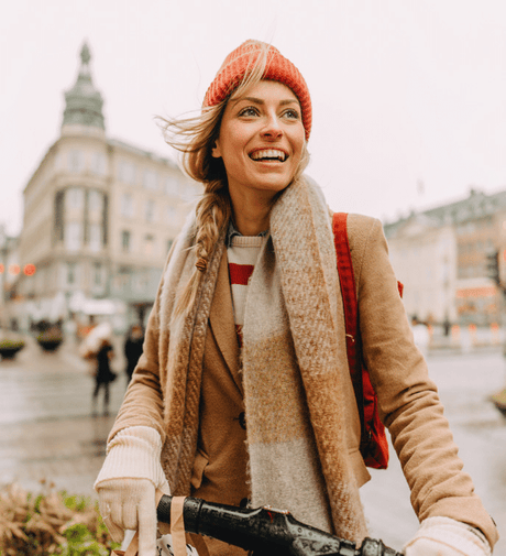 frau-wolljacke-shopping-bei-nieselwetter_titelbild-2602