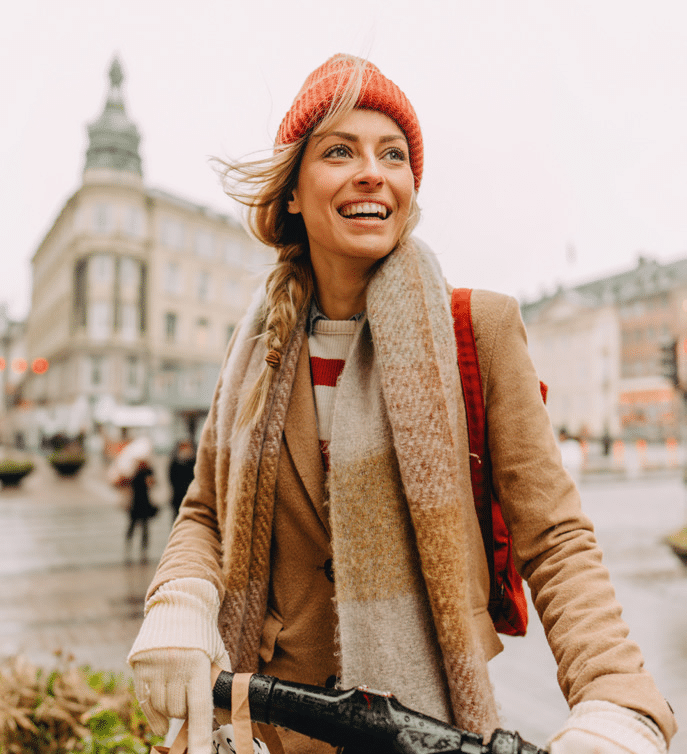 frau-wolljacke-shopping-bei-nieselwetter_titelbild-2602
