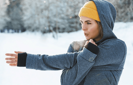 junge-frau-hoodie-fitness-session-im-schnee