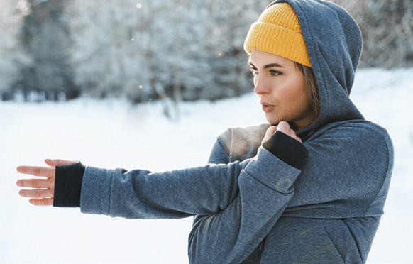 junge-frau-hoodie-fitness-session-im-schnee
