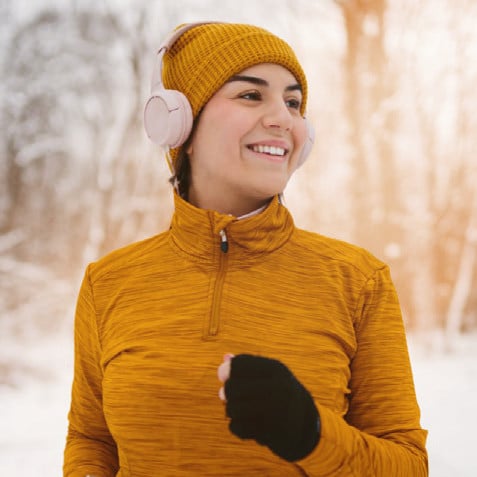 junge-frau-joggen-im-winterwald