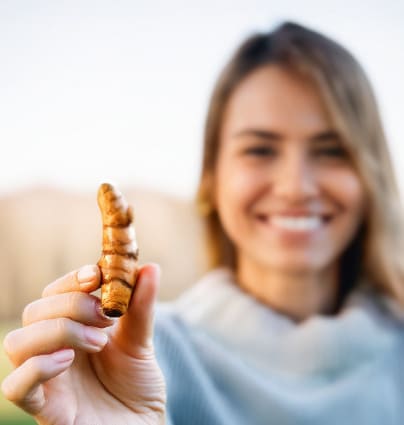 junge-frau-mit-curcuma-knolle