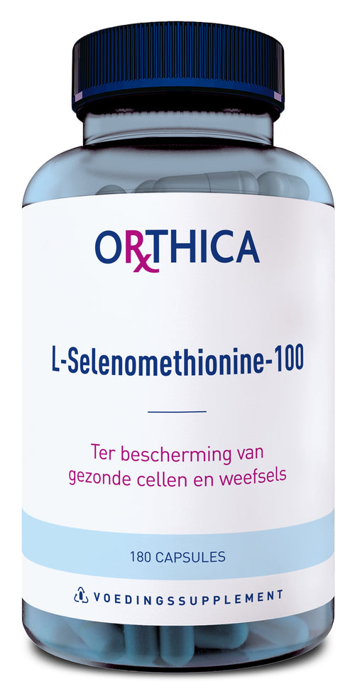 Eine Flasche mit Nahrungsergänzungsmitteln der Marke Orthica. Auf dem Etikett steht "L-Selenomethionine-100" und "Ter bescherming van gezonde cellen en weefsels". Die Flasche enthält 180 Kapseln.