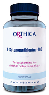 Eine Flasche mit Nahrungsergänzungsmitteln der Marke Orthica. Auf dem Etikett steht "L-Selenomethionine-100" und "Ter bescherming van gezonde cellen en weefsels". Die Flasche enthält 180 Kapseln.