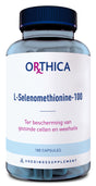 Eine Flasche mit Nahrungsergänzungsmitteln der Marke Orthica. Auf dem Etikett steht "L-Selenomethionine-100" und "Ter bescherming van gezonde cellen en weefsels". Die Flasche enthält 180 Kapseln.