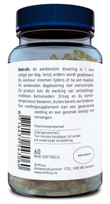 Ein Glasbehälter mit blauem Deckel enthält 60 Mini-Softgels. Das Etikett zeigt Anweisungen zur Einnahme und Lagerung in niederländischer Sprache. Der Hersteller ist Orthica, mit Sitz in Almere, Niederlande. Ein Barcode ist sichtbar.