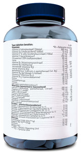 Eine durchsichtige Plastikflasche mit blauem Deckel, gefüllt mit blauen Tabletten. Auf der Flasche ist eine Liste von Inhaltsstoffen auf Niederländisch abgedruckt, die Vitamine, Mineralien und Kräuterextrakte umfasst.