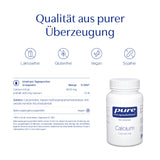 Das Bild zeigt eine Verpackung von Nahrungsergänzungsmitteln der Marke 'Pure Encapsulations'. Oben steht der Text 'Qualität aus purer Überzeugung'. Darunter befinden sich Symbole und Texte, die darauf hinweisen, dass das Produkt laktosefrei, glutenfrei, vegan und sojafrei ist. Auf der linken Seite sind Nährwertangaben zu sehen, die Informationen über die Inhaltsstoffe und die Tagesdosis geben. Rechts ist eine weiße Flasche mit dem Label 'Calcium' abgebildet.