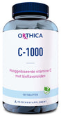Ein blaues Glas mit schwarzem Deckel, das 180 Tabletten enthält. Auf dem Etikett steht 'Orthica C-1000', 'Hooggedoseerde vitamine C met bioflavonoïden' und 'Vegan'.