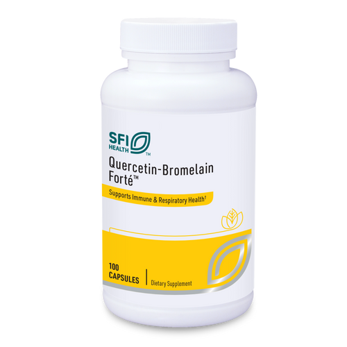 Eine weiße Plastikflasche mit einem Schraubverschluss, die als Nahrungsergänzungsmittel Quercetin-Bromelain Forte von SFI Health gekennzeichnet ist. Die Flasche hat ein gelbes Etikett, das die Unterstützung der Immun- und Atemwegsgesundheit bewirbt. Enthält 100 Kapseln.