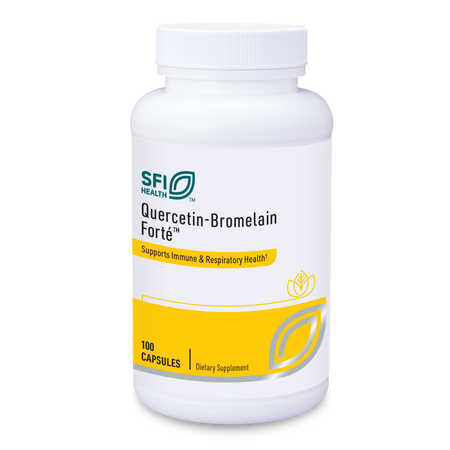 Eine weiße Plastikflasche mit einem Schraubverschluss, die als Nahrungsergänzungsmittel Quercetin-Bromelain Forte von SFI Health gekennzeichnet ist. Die Flasche hat ein gelbes Etikett, das die Unterstützung der Immun- und Atemwegsgesundheit bewirbt. Enthält 100 Kapseln.