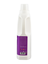 Das Bild zeigt eine weiße Kunststoffflasche mit einem violetten Etikett. Die Flasche hat einen Schraubverschluss und enthält Text auf dem Etikett, der schwer lesbar ist. Das Etikett ist auf der Rückseite der Flasche angebracht. Die Flasche steht aufrecht.