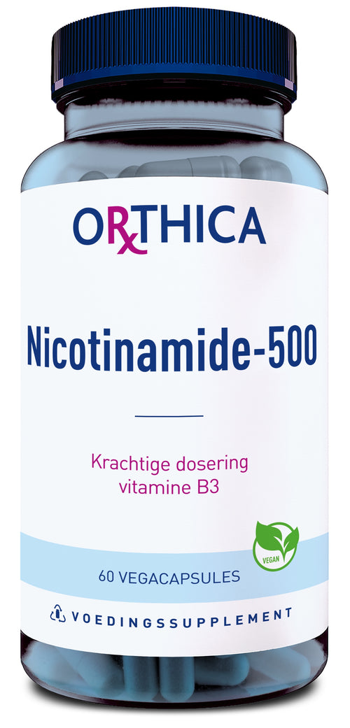 Eine Flasche mit dem Etikett "Orthica Nicotinamide-500" ist abgebildet. Darunter steht "Krachtige dosering vitamine B3" und "60 vegacapsules". Ein grünes Logo zeigt "Vegan" an. Der Hintergrund ist neutral.