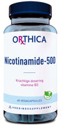 Eine Flasche mit dem Etikett "Orthica Nicotinamide-500" ist abgebildet. Darunter steht "Krachtige dosering vitamine B3" und "60 vegacapsules". Ein grünes Logo zeigt "Vegan" an. Der Hintergrund ist neutral.