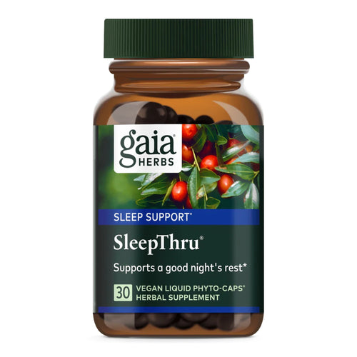 Das Bild zeigt eine braune Flasche mit einem Etikett von Gaia Herbs. Auf dem Etikett steht "SleepThru" und "Supports a good night's rest". Die Flasche enthält 30 vegane Flüssigkapseln. Auf dem Etikett sind rote Beeren und grüne Blätter abgebildet.