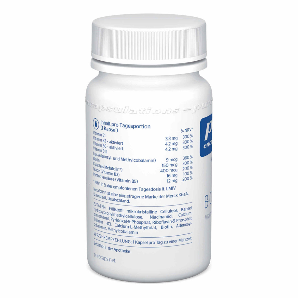 Eine weiße Plastikflasche mit einem Etikett, das die Inhaltsstoffe eines Nahrungsergänzungsmittels auflistet. Die Flasche steht aufrecht und zeigt eine Liste von Vitaminen und deren Mengen pro Kapsel. Der Markenname ist teilweise sichtbar.