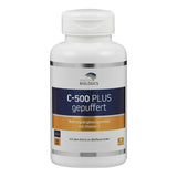 Ein weißer Kunststoffbehälter mit Schraubverschluss, beschriftet mit 'C-500 PLUS gepuffert'. Die Etikette enthält Informationen über das Produkt als Nahrungsergänzungsmittel mit Vitamin C. Es wird als vegan und Non-GMO gekennzeichnet. Die Verpackung ist schlicht und funktional gestaltet. Auf dem Etikett sind auch die Begriffe 'american BIOLOGICS' und 'mit dem Extra an Bioflavonoiden' zu sehen. Der Behälter enthält 90 Kapseln.