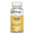 Eine Flasche mit Nahrungsergänzungsmitteln der Marke Solaray, beschriftet mit "Activated Quercetin EMIQ 50 mg". Die Verpackung ist gelb mit einem weißen oberen Bereich und enthält 30 Vegcaps. Auf der Flasche sind Hinweise auf Unterstützung des Immunsystems und der Atemwege sowie Labortestsymbole zu sehen.