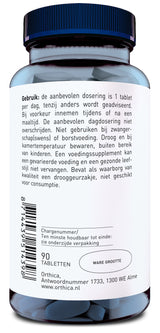 Das Bild zeigt eine durchsichtige Plastikflasche mit blauen Tabletten. Auf der Flasche befindet sich ein Etikett mit niederländischem Text, das Anweisungen zur Einnahme und Lagerung des Produkts gibt. Die Flasche hat einen blauen Schraubverschluss.