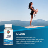 Frau in Sportkleidung macht Dehnübung auf Berggipfel, L-Lysin-Produktwerbung im Vordergrund.