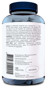 Das Bild zeigt eine blaue Plastikflasche mit einem schwarzen Deckel. Auf dem Etikett steht in niederländischer Sprache eine Gebrauchsanweisung für ein Nahrungsergänzungsmittel. Die Flasche enthält 180 Tabletten und ist aus 100% recyceltem Plastik hergestellt. Die Verpackung ist recyclebar. Die Zutatenliste umfasst Ascorbinsäure, Citrus-Extrakt und andere Inhaltsstoffe. Das Produkt ist für Vegetarier und Veganer geeignet und wird von Orthica in Almere, Niederlande, hergestellt.
