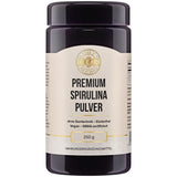 Eine schwarze Plastikdose mit einem Etikett, auf dem "Premium Spirulina Pulver" steht. Das Produkt ist ohne Gentechnik, glutenfrei, vegan und GRAS-zertifiziert. Die Dose enthält 250 g Nahrungsergänzungsmittel.