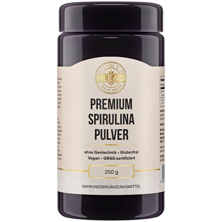 Eine schwarze Plastikdose mit einem Etikett, auf dem "Premium Spirulina Pulver" steht. Das Produkt ist ohne Gentechnik, glutenfrei, vegan und GRAS-zertifiziert. Die Dose enthält 250 g Nahrungsergänzungsmittel.