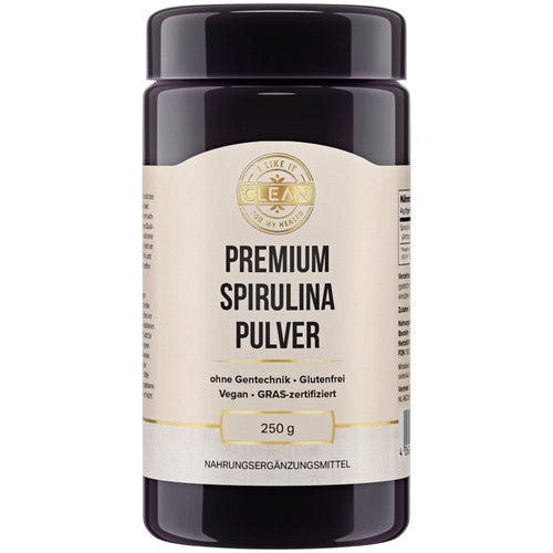 Eine schwarze Plastikdose mit einem Etikett, auf dem "Premium Spirulina Pulver" steht. Das Produkt ist ohne Gentechnik, glutenfrei, vegan und GRAS-zertifiziert. Die Dose enthält 250 g Nahrungsergänzungsmittel.