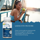 Eine lächelnde Frau in Sportkleidung hält einen grünen Apfel auf einer Brücke. Daneben eine Packung Solaray Quercetin ProSorb Nahrungsergänzungsmittel mit Text über die Vorteile der Flavonoidaufnahme.