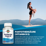 Frau in Sportkleidung dehnt sich vor Bergkulisse. Text erklärt die Rolle von Pantothensäure (Vitamin B5) im Energiestoffwechsel. Vitaminflasche abgebildet.