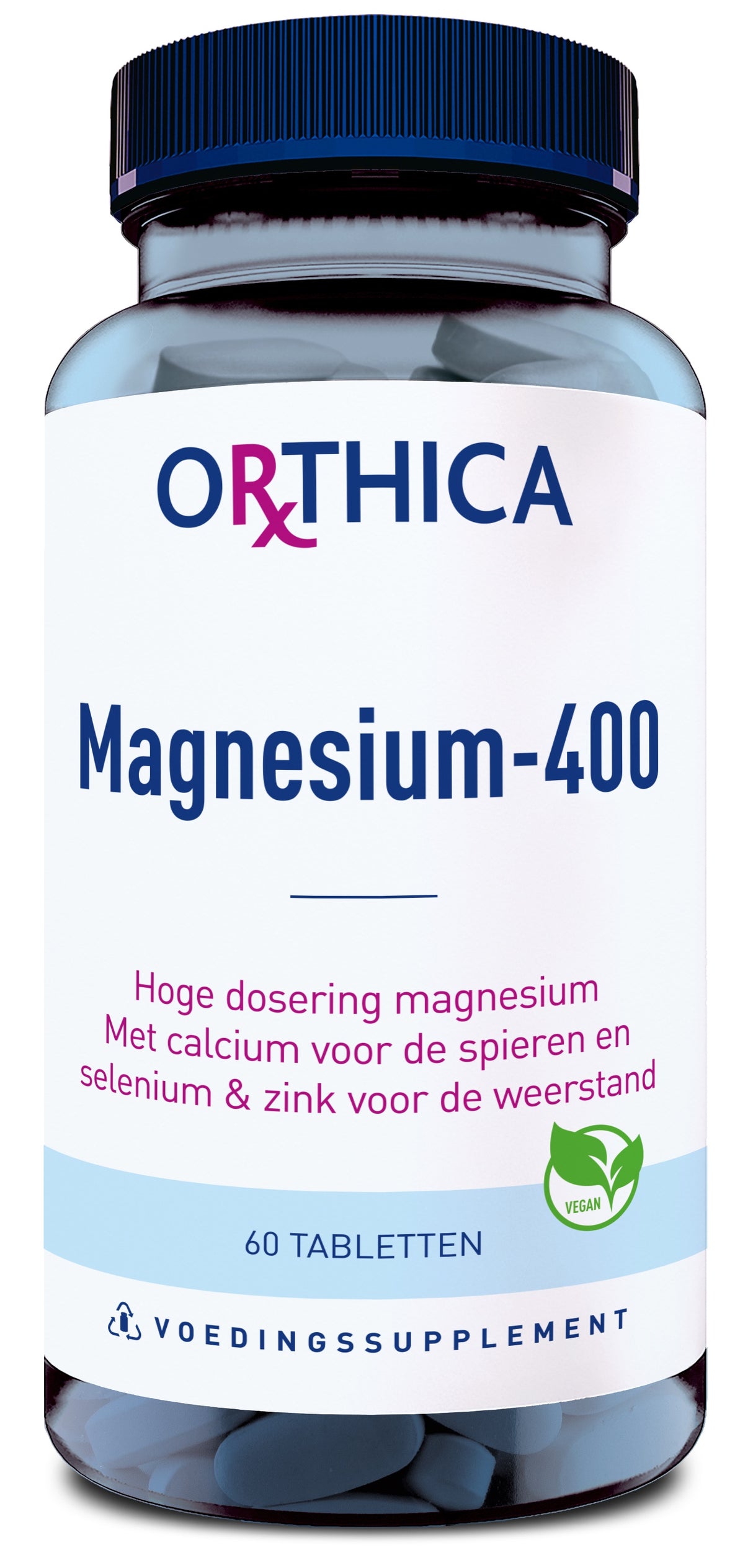 Ein Glasbehälter mit dunkelblauem Deckel, beschriftet mit 'Orthica Magnesium-400'. Enthält 60 Tabletten. Text auf Niederländisch: 'Hoge dosering magnesium. Met calcium voor de spieren en selenium & zink voor de weerstand.' Vegan-Logo.