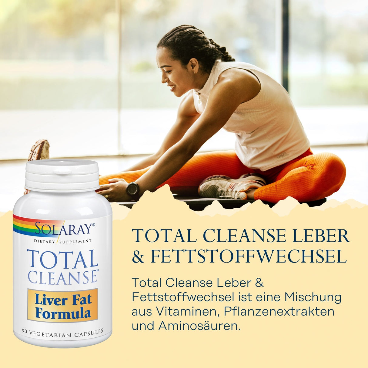 Eine Frau dehnt sich auf dem Boden, während sie Sportkleidung trägt. Neben ihr steht eine Dose mit der Aufschrift 'Solaray Total Cleanse Liver Fat Formula'. Im Hintergrund ist eine unscharfe grüne Landschaft zu sehen. Text auf dem Bild beschreibt die Formel als Mischung aus Vitaminen, Pflanzenextrakten und Aminosäuren.
