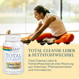 Eine Frau dehnt sich auf dem Boden, während sie Sportkleidung trägt. Neben ihr steht eine Dose mit der Aufschrift 'Solaray Total Cleanse Liver Fat Formula'. Im Hintergrund ist eine unscharfe grüne Landschaft zu sehen. Text auf dem Bild beschreibt die Formel als Mischung aus Vitaminen, Pflanzenextrakten und Aminosäuren.