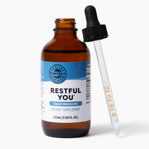 Das Bild zeigt eine braune Glasflasche mit einem blauen Etikett, auf dem "RESTFUL YOU" steht. Es handelt sich um ein flüssiges Melatonin-Nahrungsergänzungsmittel von Vimergy. Daneben liegt eine Pipette mit ml-Markierungen.