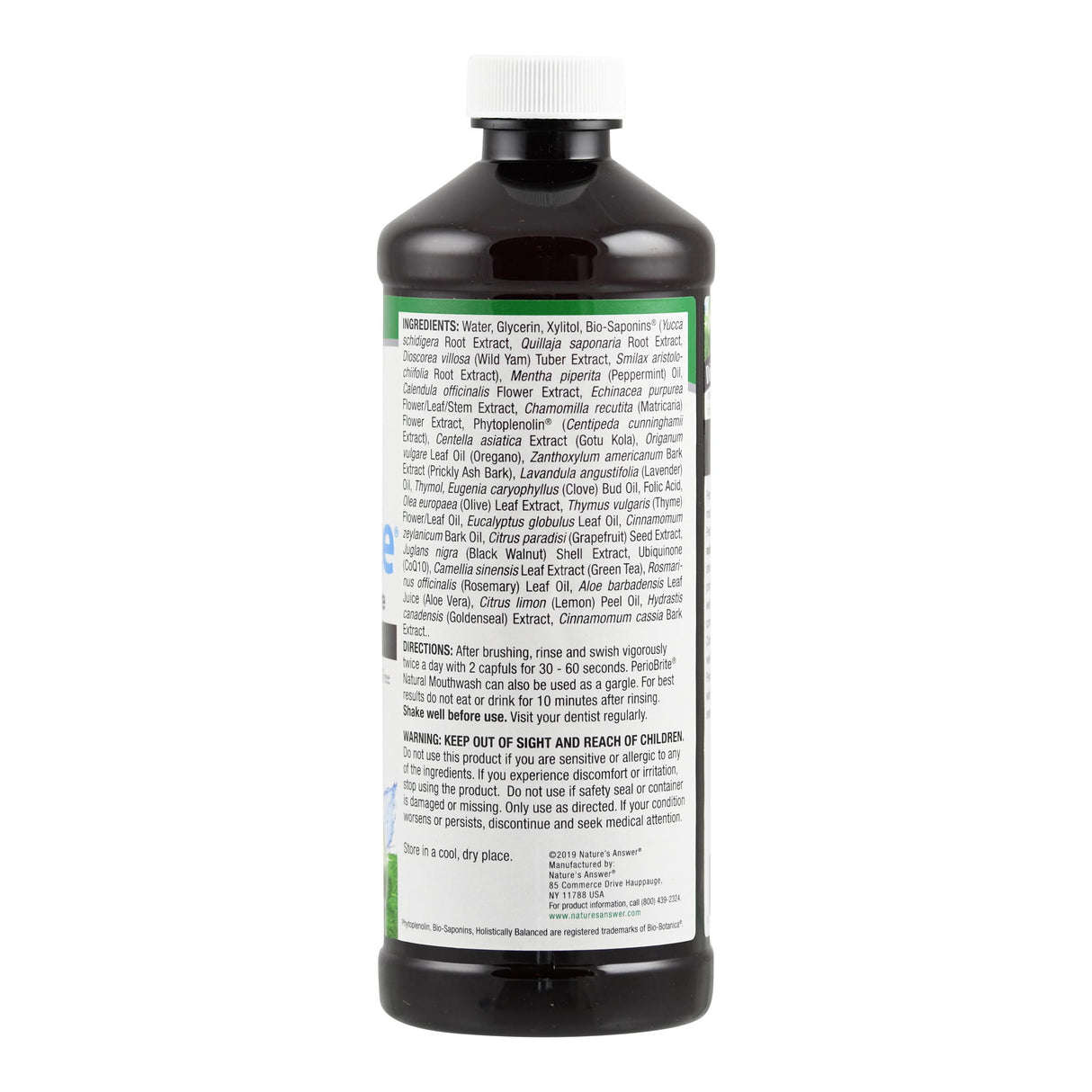 Das Bild zeigt eine dunkle Plastikflasche mit weißem Verschluss, die auf einem weißen Hintergrund steht. Auf der Vorderseite der Flasche befindet sich ein Etikett mit einer langen Liste von Inhaltsstoffen und Anweisungen in englischer Sprache. Die Flasche enthält offensichtlich eine Flüssigkeit, die wahrscheinlich für Mundpflegezwecke gedacht ist. Die Inhaltsstoffe umfassen natürliche Extrakte und Öle wie Pfefferminzöl, Nelkenöl und Lavendelöl. Auf dem Etikett sind auch Warnhinweise und Lagerungsempfehlunge