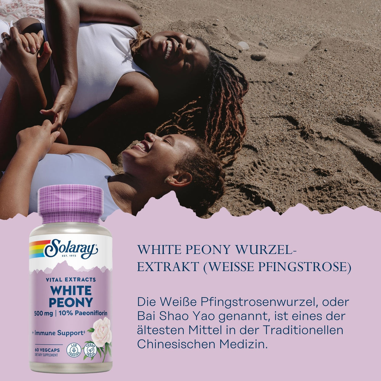 Zwei lachende Frauen liegen am Strand. Im Vordergrund eine Flasche Solaray White Peony Wurzelextrakt. Text beschreibt die Vorteile der Pfingstrose.