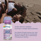 Zwei lachende Frauen liegen am Strand. Im Vordergrund eine Flasche Solaray White Peony Wurzelextrakt. Text beschreibt die Vorteile der Pfingstrose.