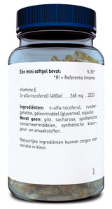 Das Bild zeigt ein Glas mit einem blauen Schraubverschluss, das mit Vitamin-E-Softgelkapseln gefüllt ist. Auf dem Etikett stehen Informationen zu Inhaltsstoffen, darunter D-alfa-tocoferol und Sojaöl, sowie Hinweise auf nicht enthaltene Stoffe wie Hefe und synthetische Konservierungsmittel. Der Text ist in niederländischer Sprache verfasst.