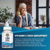 Ältere Frau mit Apfel, lächelt, sitzt neben Pflanze. Produkt: Vitamin C 1000 gepuffert. Text erklärt Vorteile von Vitamin C für Gesundheit.