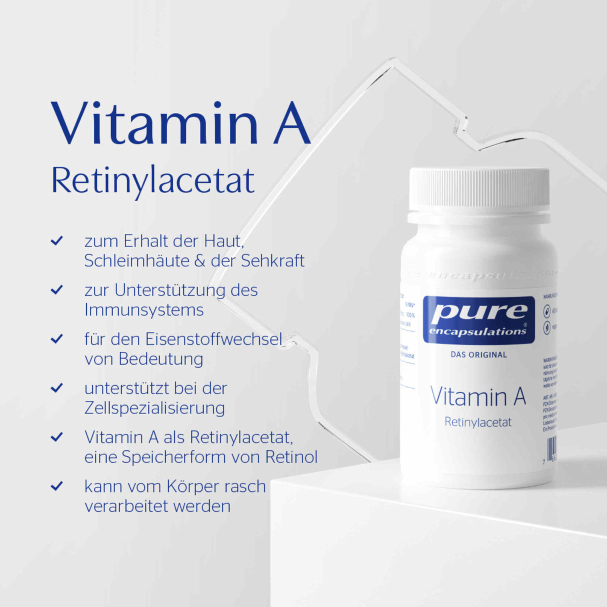 Das Bild zeigt eine weiße Flasche mit dem Etikett 'pure encapsulations Vitamin A Retinylacetat' auf einem weißen Hintergrund. Links neben der Flasche befinden sich Textpunkte, die die Vorteile von Vitamin A auflisten, wie zum Beispiel Unterstützung des Immunsystems und Erhaltung der Haut. Die Flasche steht auf einem weißen Sockel, und im Hintergrund ist eine transparente geometrische Form zu sehen.